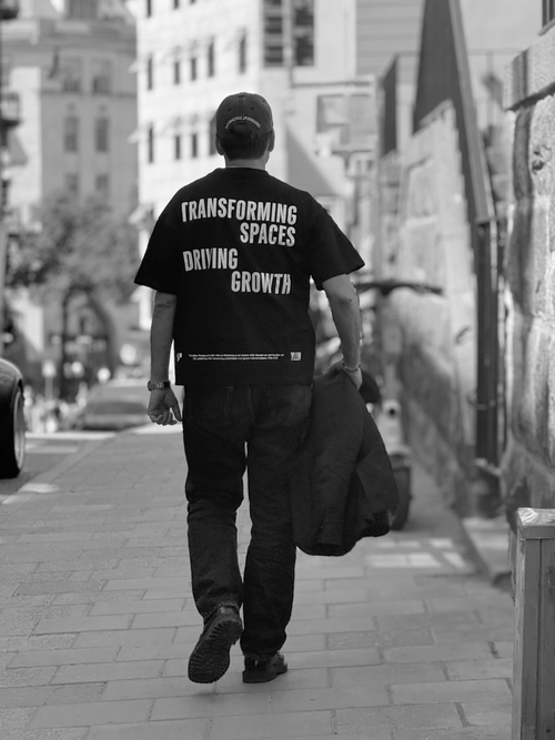 Svart t-shirt med back print i flera rader